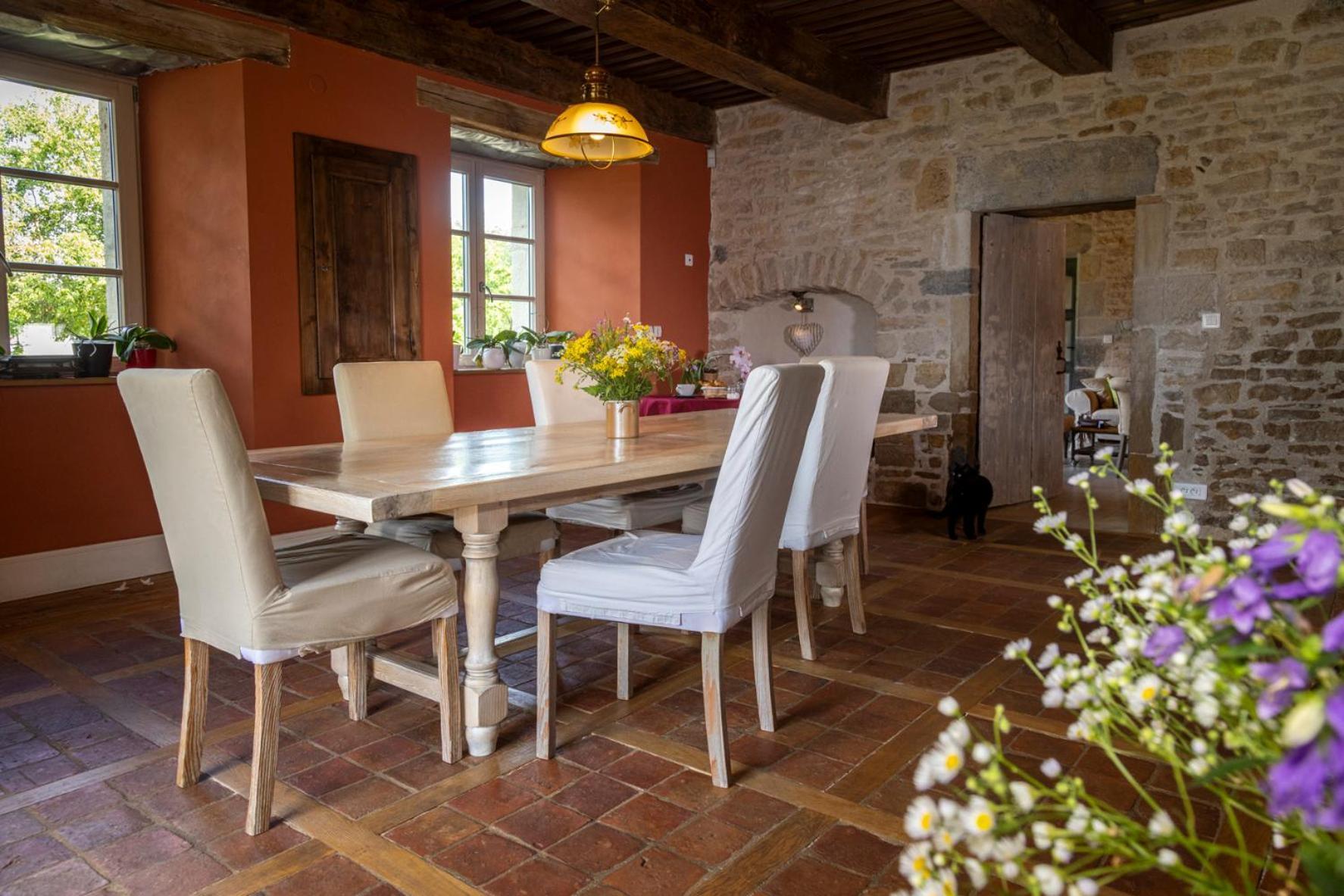 Le Relais Des Deux Tours Bed & Breakfast Brémondans Dış mekan fotoğraf