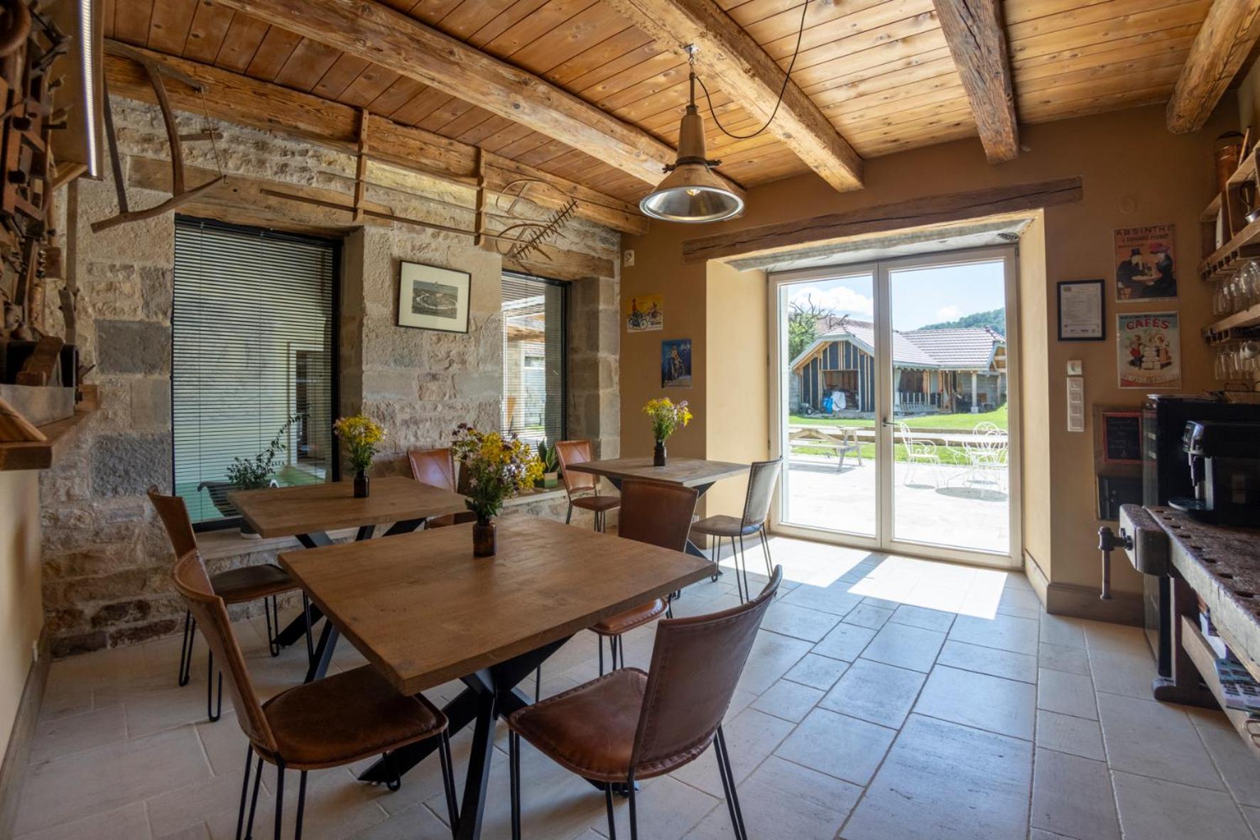 Le Relais Des Deux Tours Bed & Breakfast Brémondans Dış mekan fotoğraf