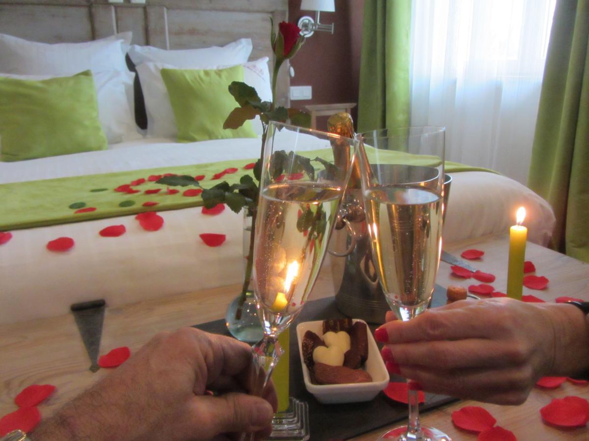 Le Relais Des Deux Tours Bed & Breakfast Brémondans Dış mekan fotoğraf